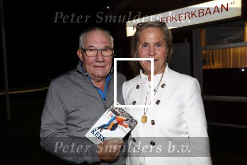 Puttershoek 8 december 2018
Presentatie boek Kees Verkerk. Ard Schenk en zijn vrouw krijgen allebei het eerste boek overhandigd.