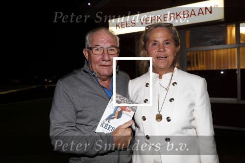 Puttershoek 8 december 2018
Presentatie boek Kees Verkerk. Ard Schenk en zijn vrouw krijgen allebei het eerste boek overhandigd.