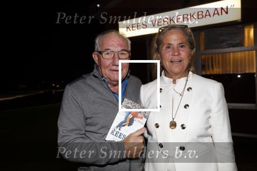 Puttershoek 8 december 2018
Presentatie boek Kees Verkerk. Ard Schenk en zijn vrouw krijgen allebei het eerste boek overhandigd.