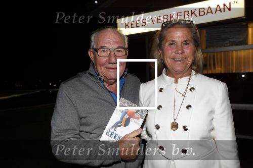 Puttershoek 8 december 2018
Presentatie boek Kees Verkerk. Ard Schenk en zijn vrouw krijgen allebei het eerste boek overhandigd.