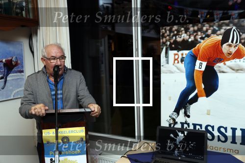 Puttershoek 8 december 2018
Presentatie boek Kees Verkerk. Ard Schenk en zijn vrouw krijgen allebei het eerste boek overhandigd.