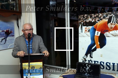 Puttershoek 8 december 2018
Presentatie boek Kees Verkerk. Ard Schenk en zijn vrouw krijgen allebei het eerste boek overhandigd.