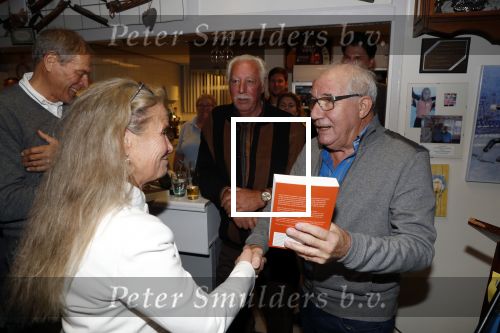 Puttershoek 8 december 2018
Presentatie boek Kees Verkerk. Ard Schenk en zijn vrouw krijgen allebei het eerste boek overhandigd.