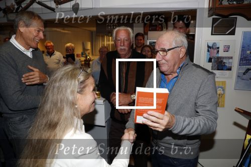 Puttershoek 8 december 2018
Presentatie boek Kees Verkerk. Ard Schenk en zijn vrouw krijgen allebei het eerste boek overhandigd.