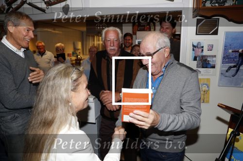 Puttershoek 8 december 2018
Presentatie boek Kees Verkerk. Ard Schenk en zijn vrouw krijgen allebei het eerste boek overhandigd.