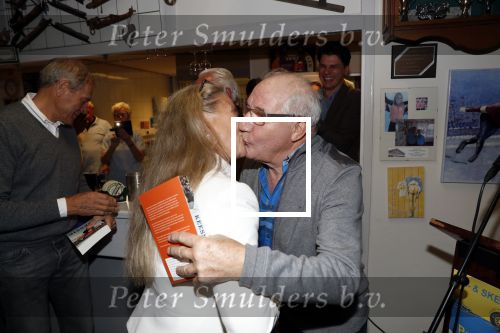 Puttershoek 8 december 2018
Presentatie boek Kees Verkerk. Ard Schenk en zijn vrouw krijgen allebei het eerste boek overhandigd.