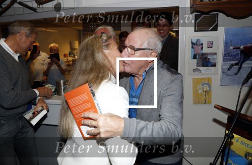 Puttershoek 8 december 2018
Presentatie boek Kees Verkerk. Ard Schenk en zijn vrouw krijgen allebei het eerste boek overhandigd.