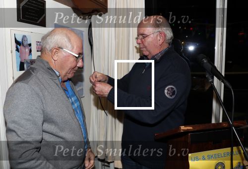 Puttershoek 8 december 2018
Presentatie boek Kees Verkerk. Ard Schenk en zijn vrouw krijgen allebei het eerste boek overhandigd.