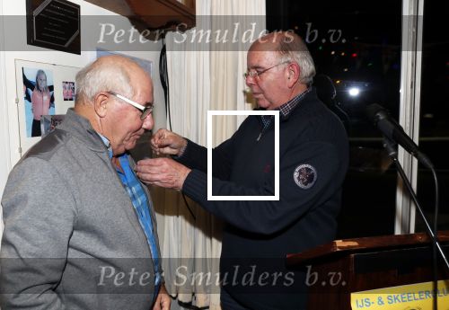 Puttershoek 8 december 2018
Presentatie boek Kees Verkerk. Ard Schenk en zijn vrouw krijgen allebei het eerste boek overhandigd.