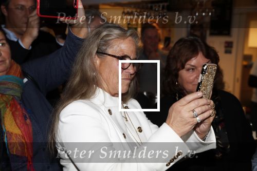 Puttershoek 8 december 2018
Presentatie boek Kees Verkerk. Ard Schenk en zijn vrouw krijgen allebei het eerste boek overhandigd.