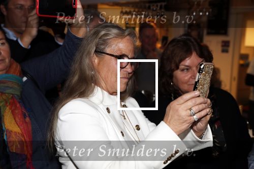 Puttershoek 8 december 2018
Presentatie boek Kees Verkerk. Ard Schenk en zijn vrouw krijgen allebei het eerste boek overhandigd.