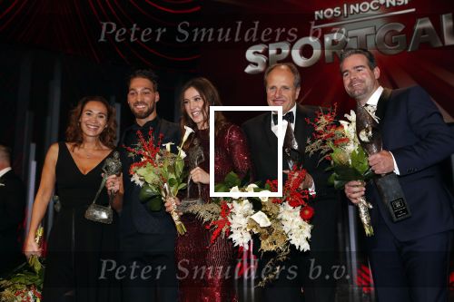 Amsterdam 19 december 2018
Sportman van het jaar verkiezing in afas live. Kjeld Nuis met Sportvrouw van het Jaar 2018 Suzanne Schulting, gehandicapte sporter van het Jaar 2018 Bibian Mentel en de coaches van het Jaar 2018 Jac Orie en Raemon Sluijter De baanwielrenners werden ploeg van het jaar, Marianne Timmer kreeg een ouvre prijs en Rico Verhoeven werd door de Zapp kijkers gekozen tot meest populaire sporter.