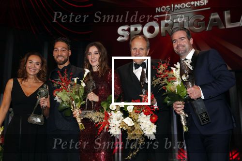 Amsterdam 19 december 2018
Sportman van het jaar verkiezing in afas live. Kjeld Nuis met Sportvrouw van het Jaar 2018 Suzanne Schulting, gehandicapte sporter van het Jaar 2018 Bibian Mentel en de coaches van het Jaar 2018 Jac Orie en Raemon Sluijter De baanwielrenners werden ploeg van het jaar, Marianne Timmer kreeg een ouvre prijs en Rico Verhoeven werd door de Zapp kijkers gekozen tot meest populaire sporter.