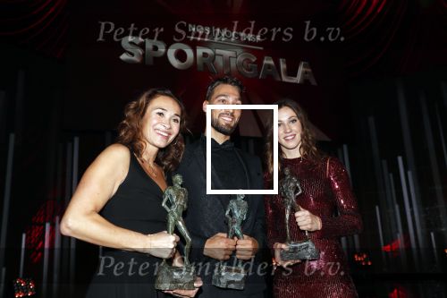 Amsterdam 19 december 2018
Sportman van het jaar verkiezing in afas live. Kjeld Nuis met Sportvrouw van het Jaar 2018 Suzanne Schulting, gehandicapte sporter van het Jaar 2018 Bibian Mentel en de coaches van het Jaar 2018 Jac Orie en Raemon Sluijter De baanwielrenners werden ploeg van het jaar, Marianne Timmer kreeg een ouvre prijs en Rico Verhoeven werd door de Zapp kijkers gekozen tot meest populaire sporter.
