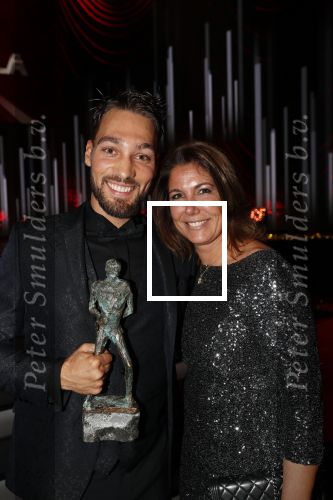 Amsterdam 19 december 2018
Sportman van het jaar verkiezing in afas live. Kjeld Nuis met Sportvrouw van het Jaar 2018 Suzanne Schulting, gehandicapte sporter van het Jaar 2018 Bibian Mentel en de coaches van het Jaar 2018 Jac Orie en Raemon Sluijter De baanwielrenners werden ploeg van het jaar, Marianne Timmer kreeg een ouvre prijs en Rico Verhoeven werd door de Zapp kijkers gekozen tot meest populaire sporter. Kjeld met een kennis