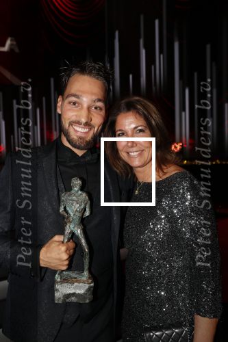 Amsterdam 19 december 2018
Sportman van het jaar verkiezing in afas live. Kjeld Nuis met Sportvrouw van het Jaar 2018 Suzanne Schulting, gehandicapte sporter van het Jaar 2018 Bibian Mentel en de coaches van het Jaar 2018 Jac Orie en Raemon Sluijter De baanwielrenners werden ploeg van het jaar, Marianne Timmer kreeg een ouvre prijs en Rico Verhoeven werd door de Zapp kijkers gekozen tot meest populaire sporter. Kjeld met een kennis