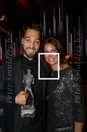 Amsterdam 19 december 2018
Sportman van het jaar verkiezing in afas live. Kjeld Nuis met Sportvrouw van het Jaar 2018 Suzanne Schulting, gehandicapte sporter van het Jaar 2018 Bibian Mentel en de coaches van het Jaar 2018 Jac Orie en Raemon Sluijter De baanwielrenners werden ploeg van het jaar, Marianne Timmer kreeg een ouvre prijs en Rico Verhoeven werd door de Zapp kijkers gekozen tot meest populaire sporter. Kjeld met een kennis