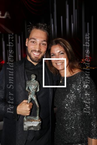 Amsterdam 19 december 2018
Sportman van het jaar verkiezing in afas live. Kjeld Nuis met Sportvrouw van het Jaar 2018 Suzanne Schulting, gehandicapte sporter van het Jaar 2018 Bibian Mentel en de coaches van het Jaar 2018 Jac Orie en Raemon Sluijter De baanwielrenners werden ploeg van het jaar, Marianne Timmer kreeg een ouvre prijs en Rico Verhoeven werd door de Zapp kijkers gekozen tot meest populaire sporter. Kjeld met een kennis