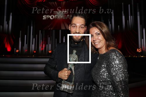 Amsterdam 19 december 2018
Sportman van het jaar verkiezing in afas live. Kjeld Nuis met Sportvrouw van het Jaar 2018 Suzanne Schulting, gehandicapte sporter van het Jaar 2018 Bibian Mentel en de coaches van het Jaar 2018 Jac Orie en Raemon Sluijter De baanwielrenners werden ploeg van het jaar, Marianne Timmer kreeg een ouvre prijs en Rico Verhoeven werd door de Zapp kijkers gekozen tot meest populaire sporter. Kjeld met een kennis