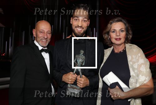 Amsterdam 19 december 2018
Sportman van het jaar verkiezing in afas live. Kjeld Nuis met Sportvrouw van het Jaar 2018 Suzanne Schulting, gehandicapte sporter van het Jaar 2018 Bibian Mentel en de coaches van het Jaar 2018 Jac Orie en Raemon Sluijter De baanwielrenners werden ploeg van het jaar, Marianne Timmer kreeg een ouvre prijs en Rico Verhoeven werd door de Zapp kijkers gekozen tot meest populaire sporter. Kjeld met zijn ouders