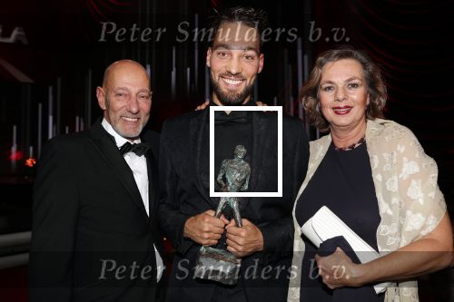 Amsterdam 19 december 2018
Sportman van het jaar verkiezing in afas live. Kjeld Nuis met Sportvrouw van het Jaar 2018 Suzanne Schulting, gehandicapte sporter van het Jaar 2018 Bibian Mentel en de coaches van het Jaar 2018 Jac Orie en Raemon Sluijter De baanwielrenners werden ploeg van het jaar, Marianne Timmer kreeg een ouvre prijs en Rico Verhoeven werd door de Zapp kijkers gekozen tot meest populaire sporter. Kjeld met zijn ouders