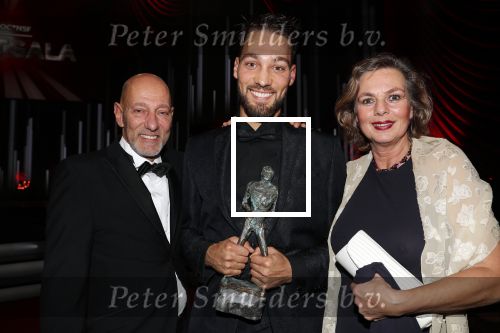 Amsterdam 19 december 2018
Sportman van het jaar verkiezing in afas live. Kjeld Nuis met Sportvrouw van het Jaar 2018 Suzanne Schulting, gehandicapte sporter van het Jaar 2018 Bibian Mentel en de coaches van het Jaar 2018 Jac Orie en Raemon Sluijter De baanwielrenners werden ploeg van het jaar, Marianne Timmer kreeg een ouvre prijs en Rico Verhoeven werd door de Zapp kijkers gekozen tot meest populaire sporter. Kjeld met zijn ouders