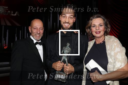 Amsterdam 19 december 2018
Sportman van het jaar verkiezing in afas live. Kjeld Nuis met Sportvrouw van het Jaar 2018 Suzanne Schulting, gehandicapte sporter van het Jaar 2018 Bibian Mentel en de coaches van het Jaar 2018 Jac Orie en Raemon Sluijter De baanwielrenners werden ploeg van het jaar, Marianne Timmer kreeg een ouvre prijs en Rico Verhoeven werd door de Zapp kijkers gekozen tot meest populaire sporter. Kjeld met zijn ouders