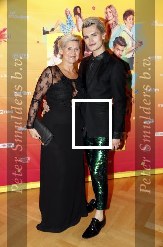 Amsterdam 22 november 2018
Premiere first kiss in het Amsterdam theater. Koen Kardashian met moeder