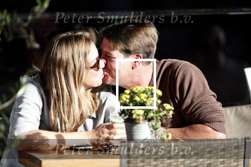 Amsterdam 13 oktober 2018
Martijn Krabbe verliefd en kussend op terras met zijn vriendin Deborah.