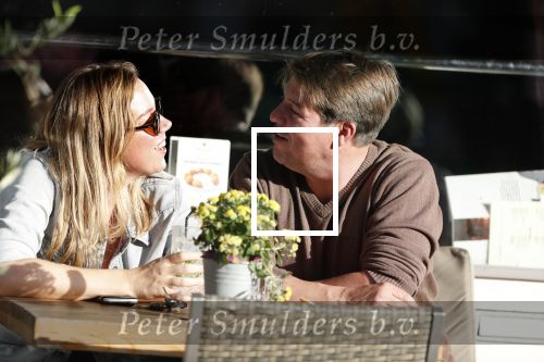 Amsterdam 13 oktober 2018
Martijn Krabbe verliefd en kussend op terras met zijn vriendin Deborah.