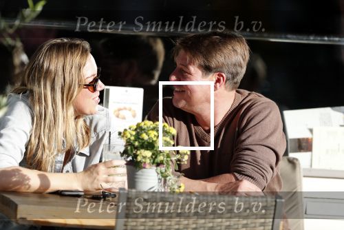Amsterdam 13 oktober 2018
Martijn Krabbe verliefd en kussend op terras met zijn vriendin Deborah.