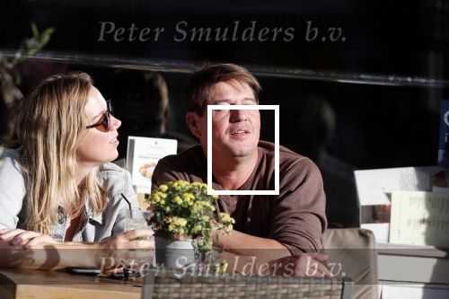 Amsterdam 13 oktober 2018
Martijn Krabbe verliefd en kussend op terras met zijn vriendin Deborah.