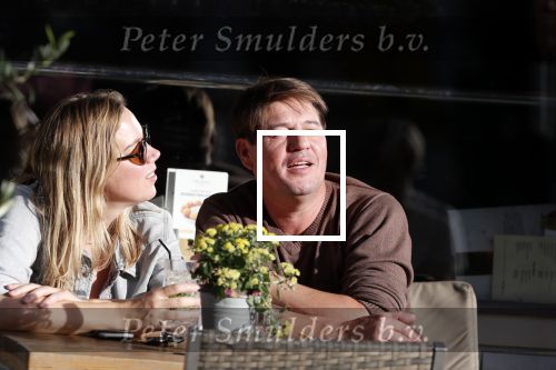 Amsterdam 13 oktober 2018
Martijn Krabbe verliefd en kussend op terras met zijn vriendin Deborah.