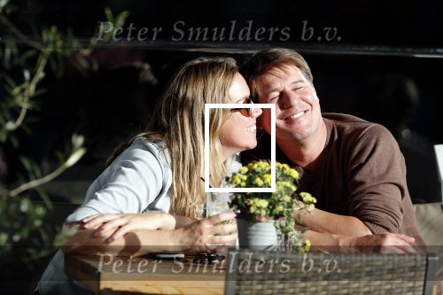 Amsterdam 13 oktober 2018
Martijn Krabbe verliefd en kussend op terras met zijn vriendin Deborah.