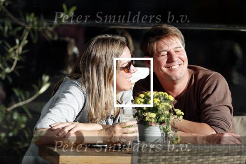Amsterdam 13 oktober 2018
Martijn Krabbe verliefd en kussend op terras met zijn vriendin Deborah.