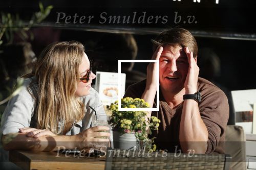 Amsterdam 13 oktober 2018
Martijn Krabbe verliefd en kussend op terras met zijn vriendin Deborah.