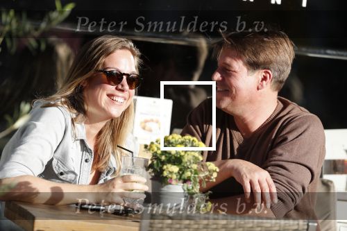 Amsterdam 13 oktober 2018
Martijn Krabbe verliefd en kussend op terras met zijn vriendin Deborah.