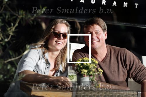 Amsterdam 13 oktober 2018
Martijn Krabbe verliefd en kussend op terras met zijn vriendin Deborah.