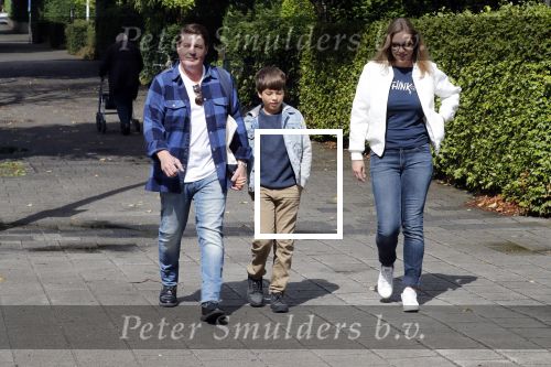 Amsterdam 25 augustus 2018
Martijn Krabbe gaat met zijn zoon achilles en zijn nieuwe vriendin Deborah Wietzes boodschappen doen.