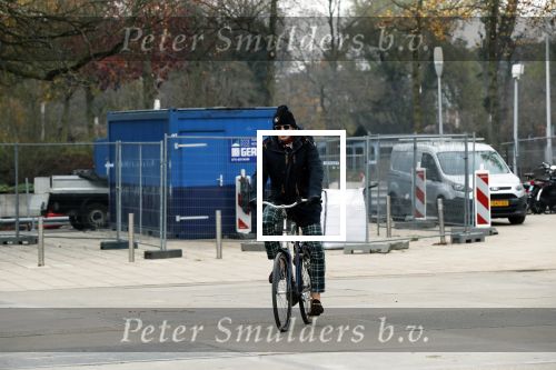 Amsterdam 22 novcember 2018
Matthijs v Nieuwkerk met muts op en geruiten broek op de fiets.