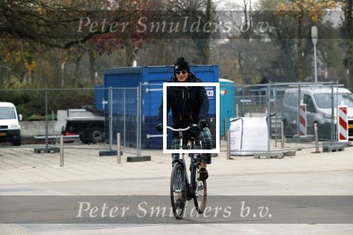 Amsterdam 22 novcember 2018
Matthijs v Nieuwkerk met muts op en geruiten broek op de fiets.
