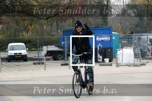 Amsterdam 22 novcember 2018
Matthijs v Nieuwkerk met muts op en geruiten broek op de fiets.