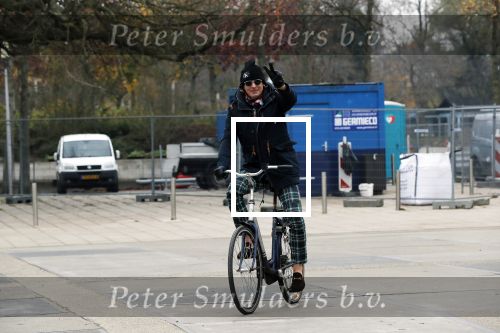 Amsterdam 22 novcember 2018
Matthijs v Nieuwkerk met muts op en geruiten broek op de fiets.