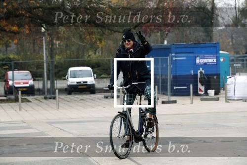 Amsterdam 22 novcember 2018
Matthijs v Nieuwkerk met muts op en geruiten broek op de fiets.
