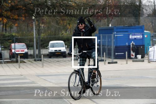 Amsterdam 22 novcember 2018
Matthijs v Nieuwkerk met muts op en geruiten broek op de fiets.