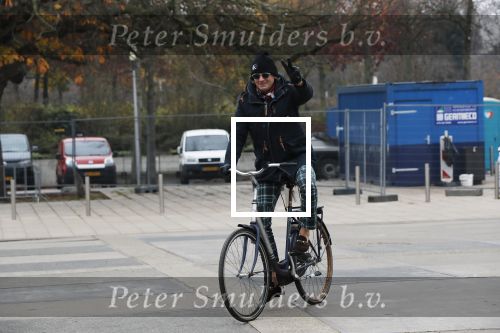Amsterdam 22 novcember 2018
Matthijs v Nieuwkerk met muts op en geruiten broek op de fiets.