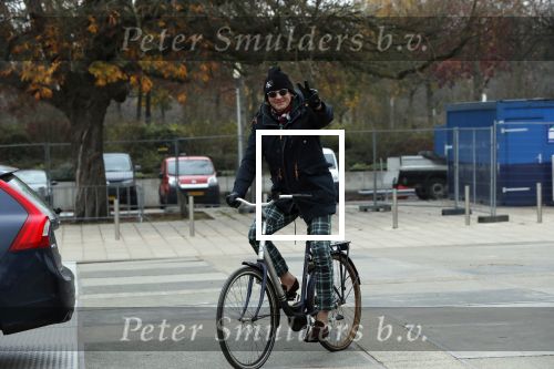 Amsterdam 22 novcember 2018
Matthijs v Nieuwkerk met muts op en geruiten broek op de fiets.
