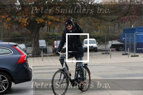 Amsterdam 22 novcember 2018
Matthijs v Nieuwkerk met muts op en geruiten broek op de fiets.