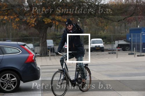 Amsterdam 22 novcember 2018
Matthijs v Nieuwkerk met muts op en geruiten broek op de fiets.