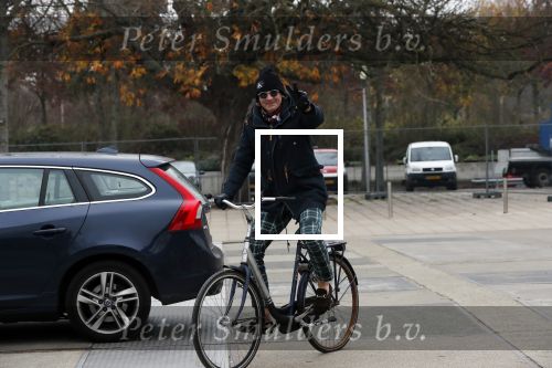 Amsterdam 22 novcember 2018
Matthijs v Nieuwkerk met muts op en geruiten broek op de fiets.